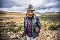 Alter indigener Lebensraum in warmer Kleidung — Stockfoto