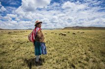 Вид збоку корінні жінка в традицію одяг — стокове фото