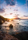Pittoresca vista delle rocce sulla riva dell'oceano — Foto stock