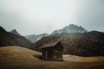 Cabin on plain in mountains — Stock Photo