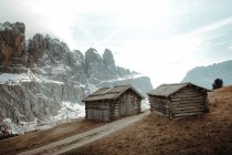 Cabine in pianura in montagna — Foto stock