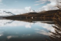 Озеро Малинье, Альберта, Канада — стоковое фото