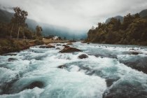 Rio de montanha rápido em dia sombrio — Fotografia de Stock