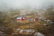 Cabanas vermelhas nas montanhas norwegian — Fotografia de Stock