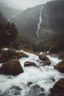 Водный поток в горах — стоковое фото