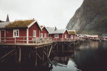 Kleine Häuser am Seeufer in den Bergen — Stockfoto