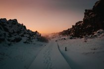 Sentiero innevato in montagna — Foto stock