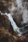 Waterfall in rocky cliff — Stock Photo