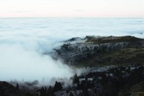 Brouillard venant sur les rochers — Photo de stock