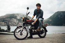 Uomo alla moda in moto — Foto stock