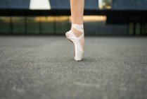 Bein einer Ballerina in Spitzenschuhen auf Zehenspitzen — Stockfoto
