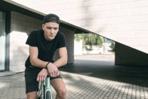 Junge faulenzt auf Fahrrad — Stockfoto