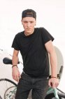 Ragazzo in berretto seduto su bici verde — Foto stock