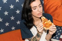 Jeune jolie fille manger de la pizza — Photo de stock