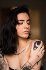Joven mujer sensual tatuada - foto de stock