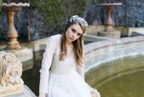 Sanfte Frau posiert im Brautkleid — Stockfoto