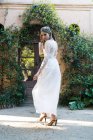 Schönes Weibchen im weißen Kleid — Stockfoto