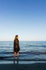 Mädchen posiert auf dem Hintergrund des Ozeans — Stockfoto