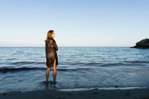 Mädchen posiert auf dem Hintergrund des Ozeans — Stockfoto