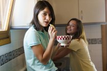Две девушки завтракают — стоковое фото