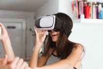 Donna con auricolare VR — Foto stock
