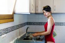 Mädchen in Sommerkleidung auf Küche — Stockfoto