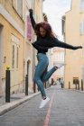 Frau in Freizeitkleidung springt vor Glück. — Stockfoto