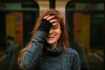Портрет смеющейся женщины в метро — стоковое фото