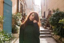 Passione donna indossa maglione toccare la sua collana in strada — Foto stock