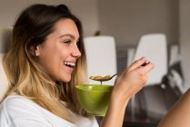 Весела жінка їсть зернові — стокове фото