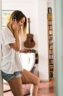 Mujer joven escuchando música - foto de stock