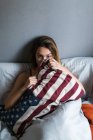 Женщина, покрытая подушками — стоковое фото