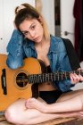 Jeune femme avec guitare — Photo de stock