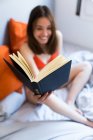 Lachendes Mädchen mit Buch — Stockfoto