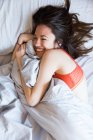Сміється дівчина в ліжку — стокове фото
