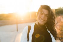 Lächelnde entzückende Frau im Sonnenlicht — Stockfoto