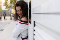 Чуттєва молода дівчина позує на вулиці — стокове фото