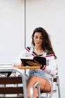 Молодой студент книги чтения — стоковое фото