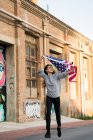 Frau läuft mit uns Flagge — Stockfoto