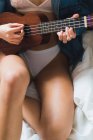 Feminino tocando ukulele — Fotografia de Stock