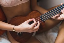 Женщина играет на укулеле — стоковое фото