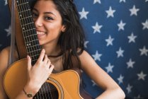 Sorridente femmina con chitarra — Foto stock