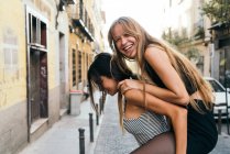 Улыбающиеся девушки веселятся на улице — стоковое фото