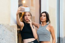 Joven novias tomando selfie - foto de stock