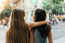 Brunette and blonde girls hugs outdoor — Stock Photo