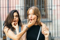 Dos chicas locas jóvenes divirtiéndose - foto de stock