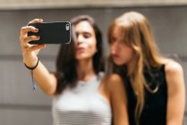 Chicas tomando selfie - foto de stock
