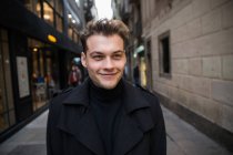 Junger glücklicher Mann auf der Straße — Stockfoto