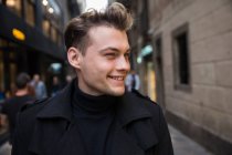 Junger glücklicher Mann auf der Straße — Stockfoto