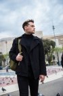 Männlicher Tourist trägt schwarz — Stockfoto